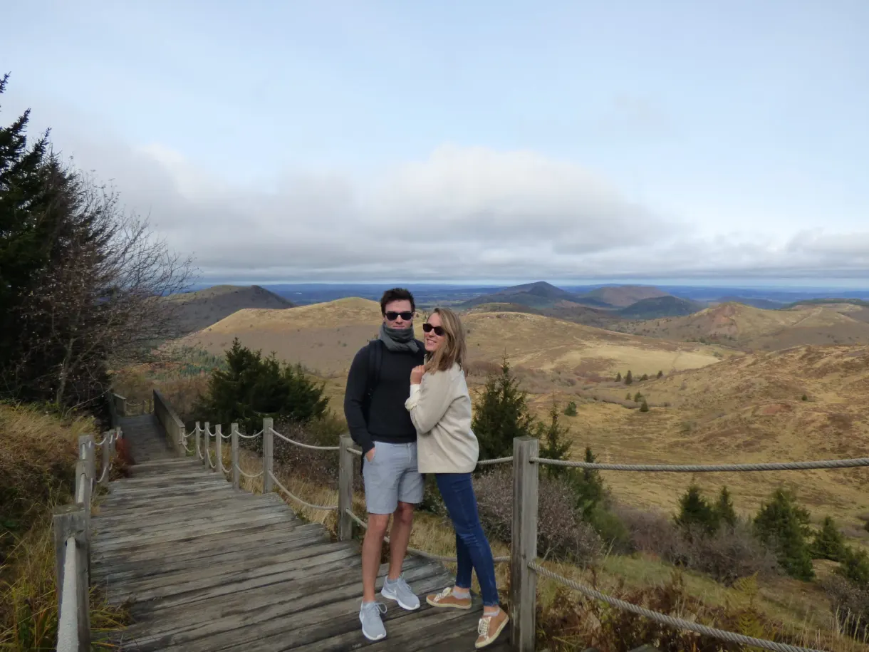 Couple posant sur les marches face aux volcans