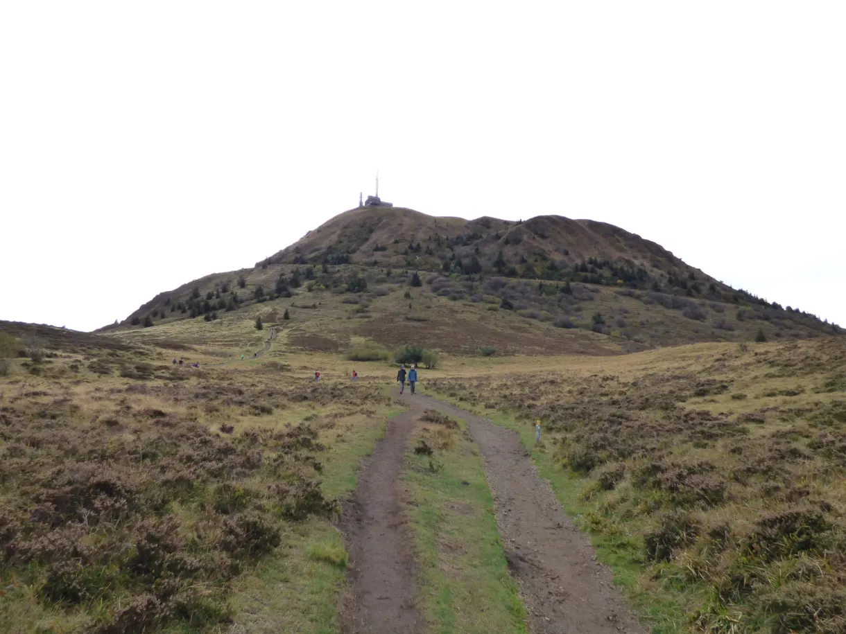 Sentier de terre montant vers le sommet du volcan