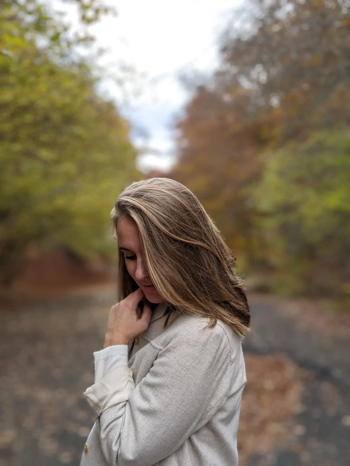 Portrait d'une randonneuse, cheveux au vent sur le chemin