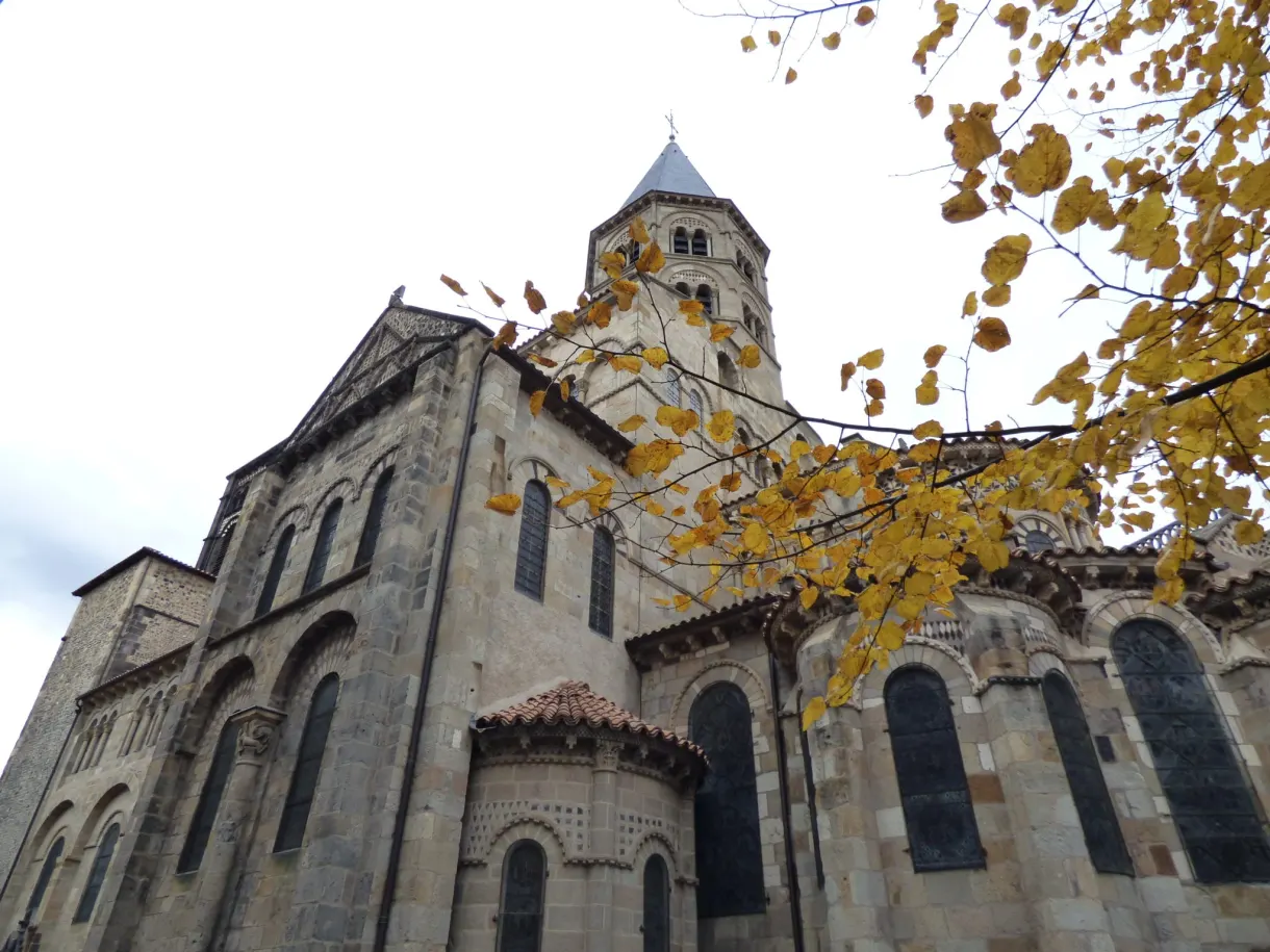 Chevet roman de la basilique encadré de feuilles jaunes