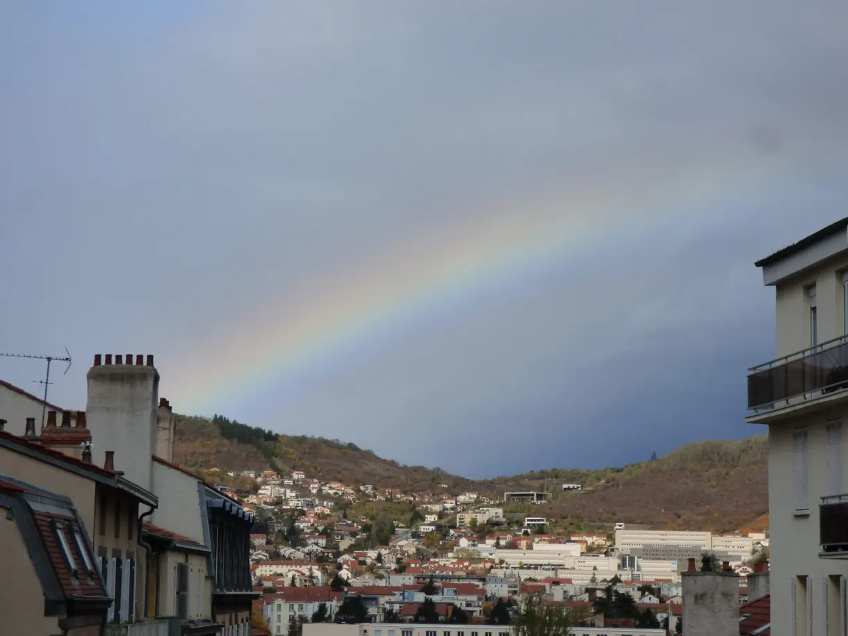 Arc-en-ciel au-dessus des toits de la ville