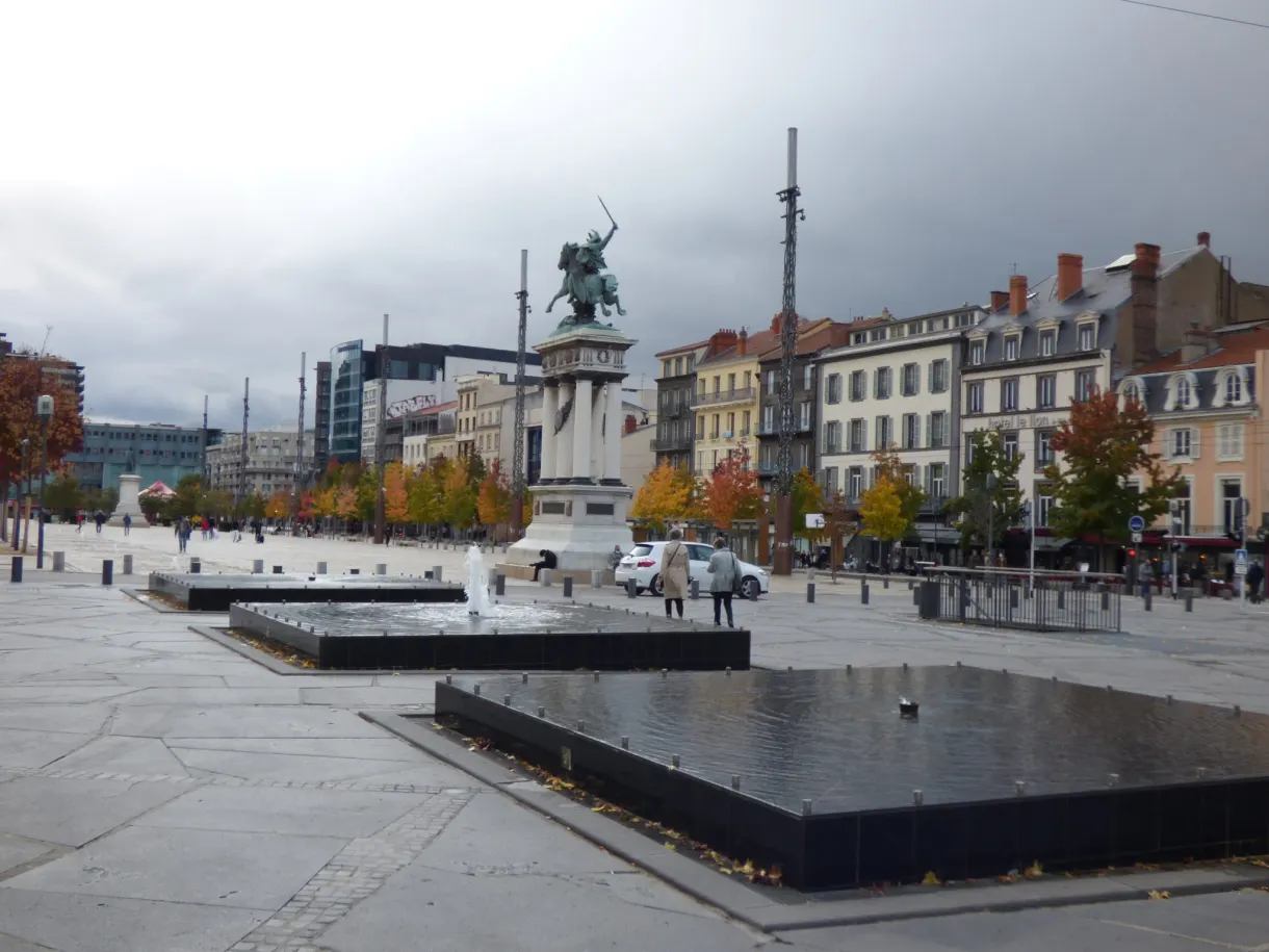 Statue équestre au centre d'une vaste place minérale