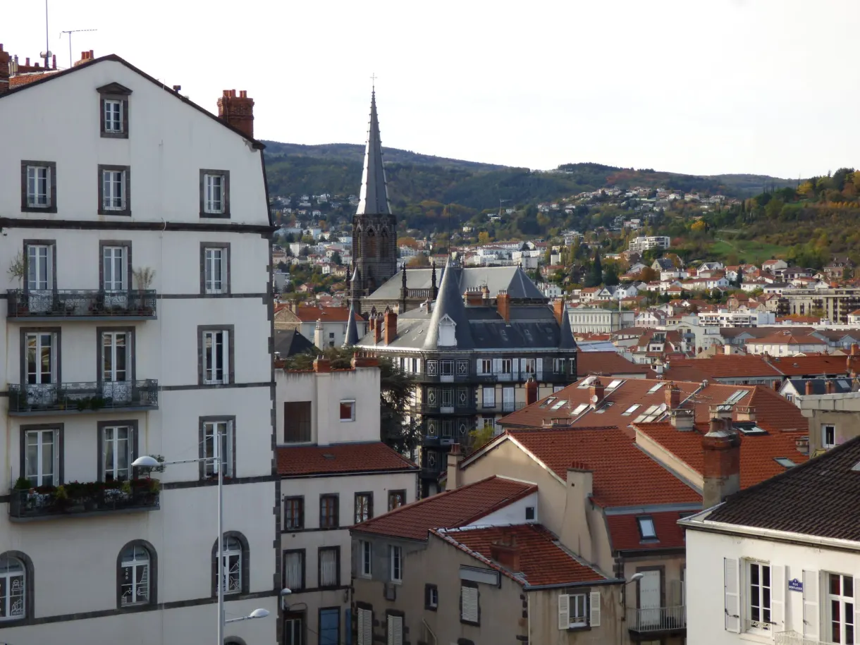 Panorama sur les toits et un clocher depuis un balcon