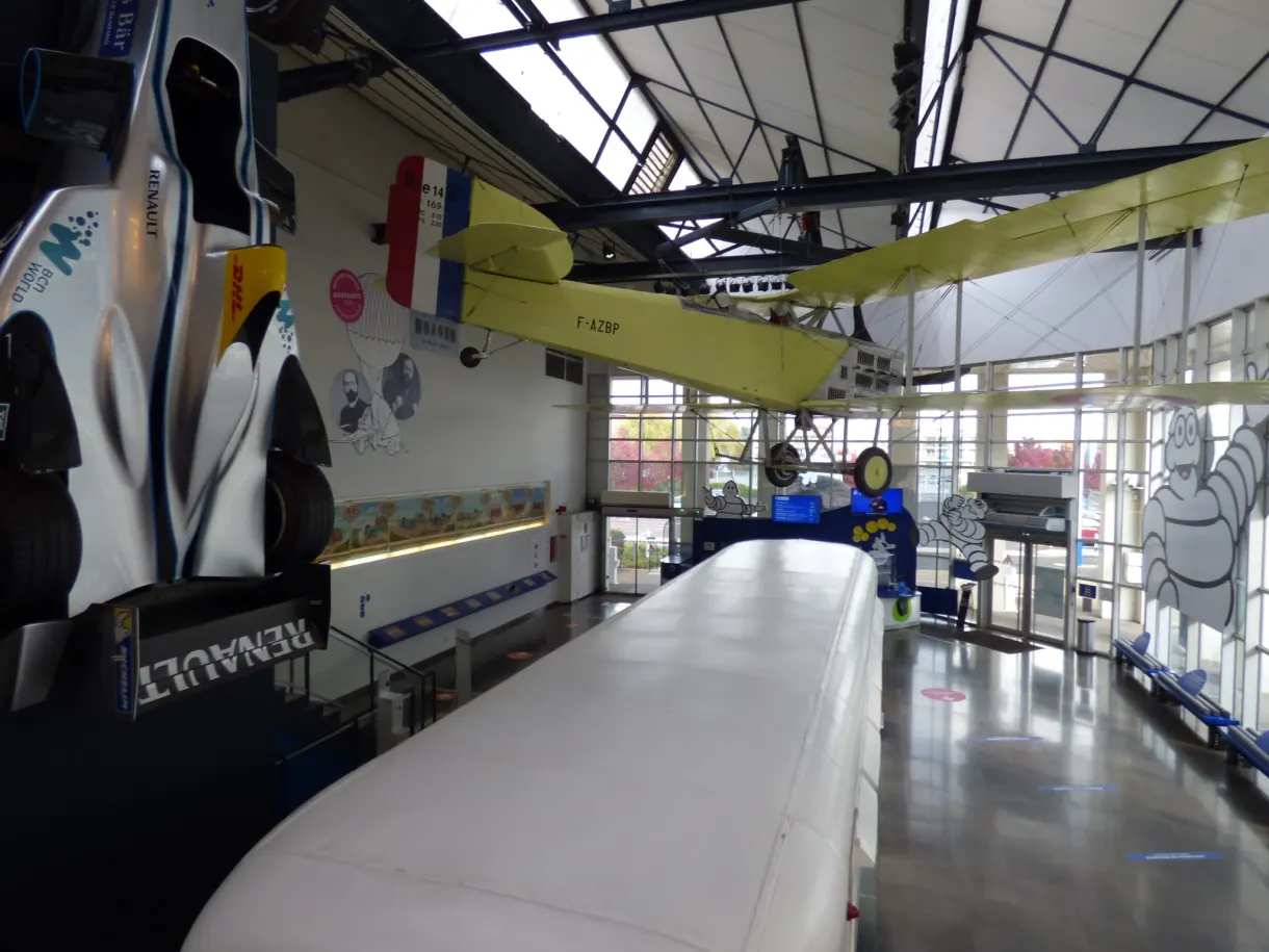 Avion jaune suspendu dans la halle vitrée du musée