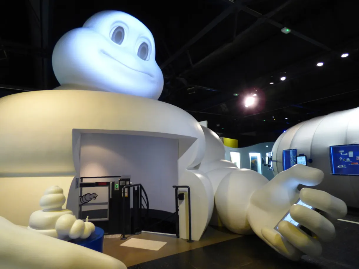 Bibendum gonflable géant allongé dans la salle d'exposition