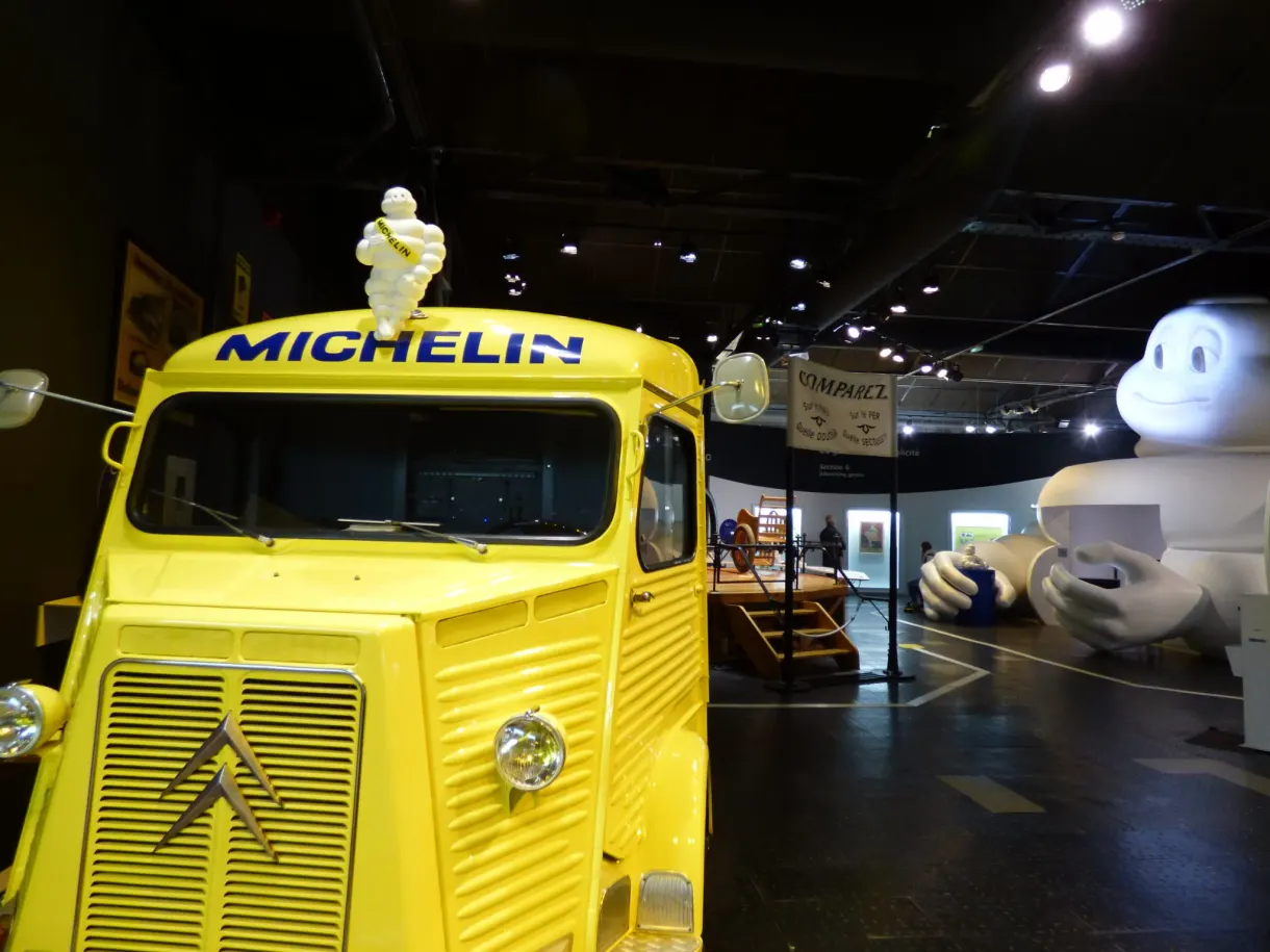 Camionnette jaune Michelin au milieu des Bibendums
