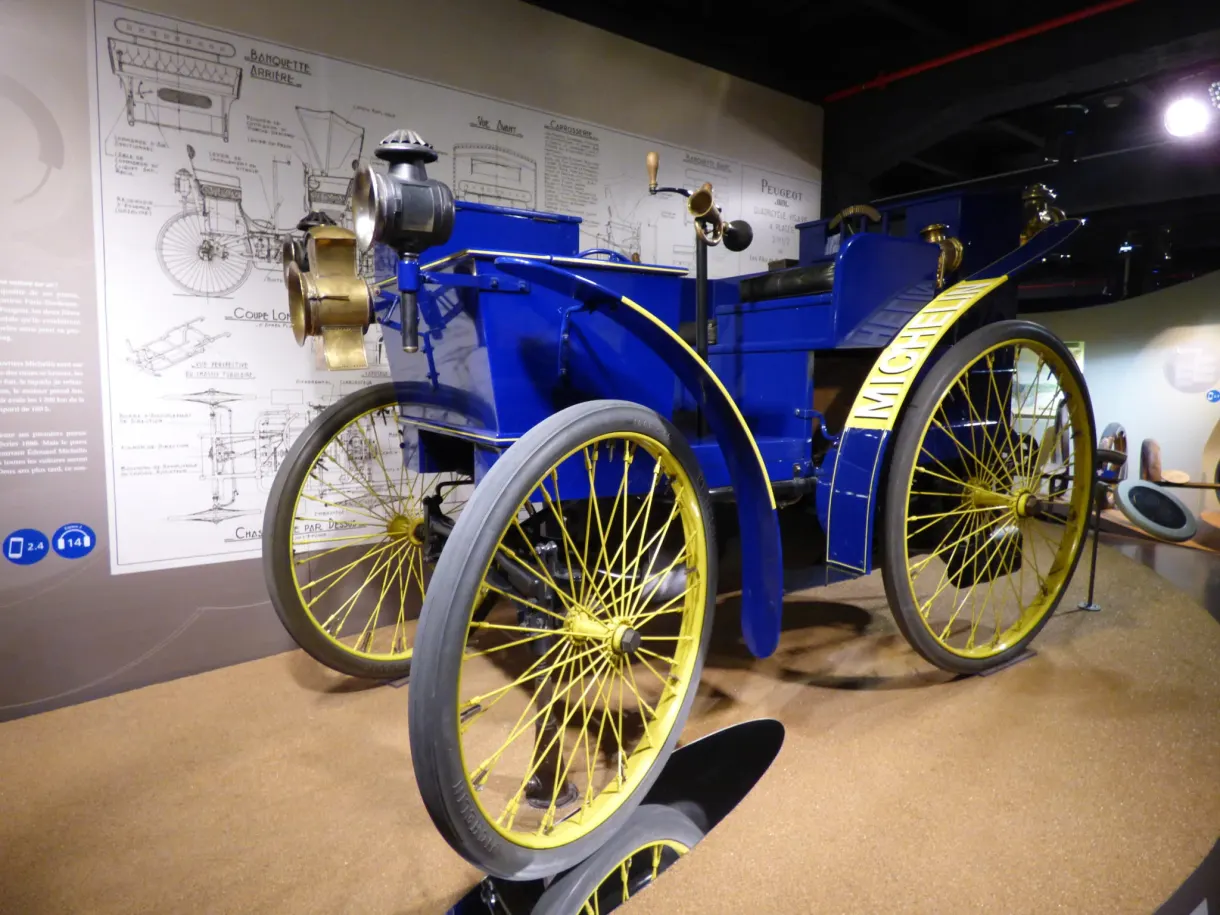 Automobile bleue à roues rayonnées jaunes sous ses plans d'origine