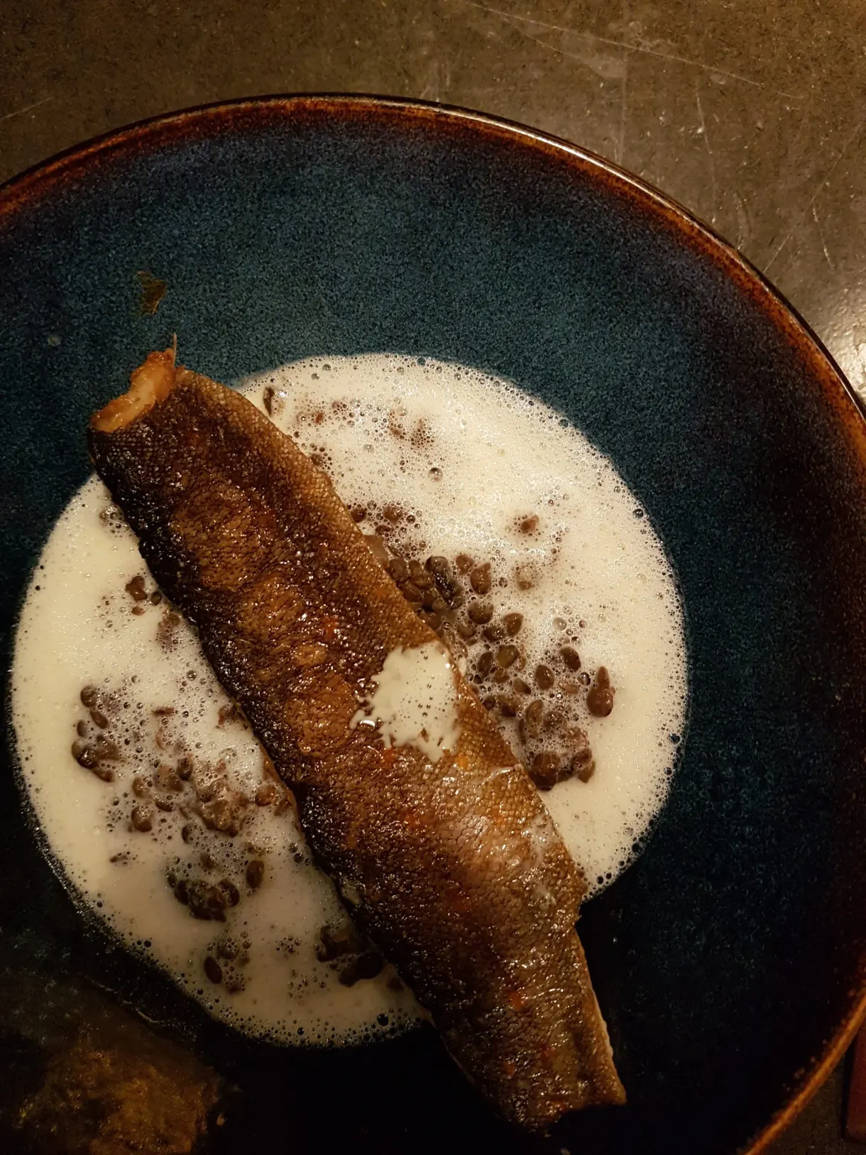 Filet de poisson croustillant dans une émulsion crémeuse