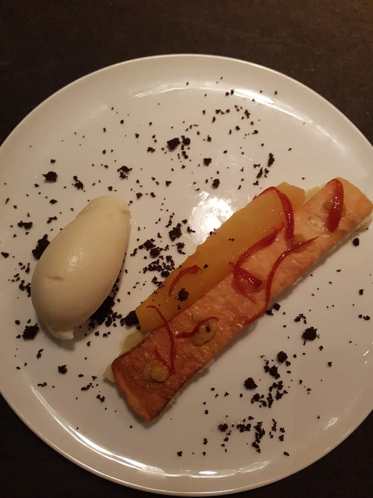 Tarte fine et quenelle de glace sur un trait de coulis