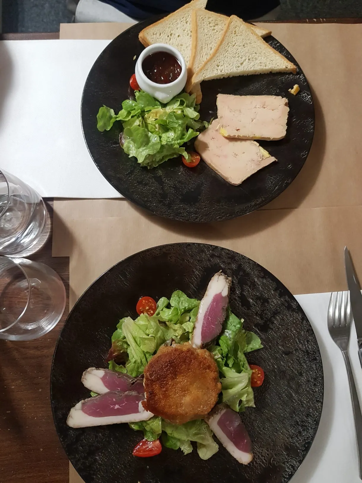 Deux ardoises d'entrées, foie gras et magret séché