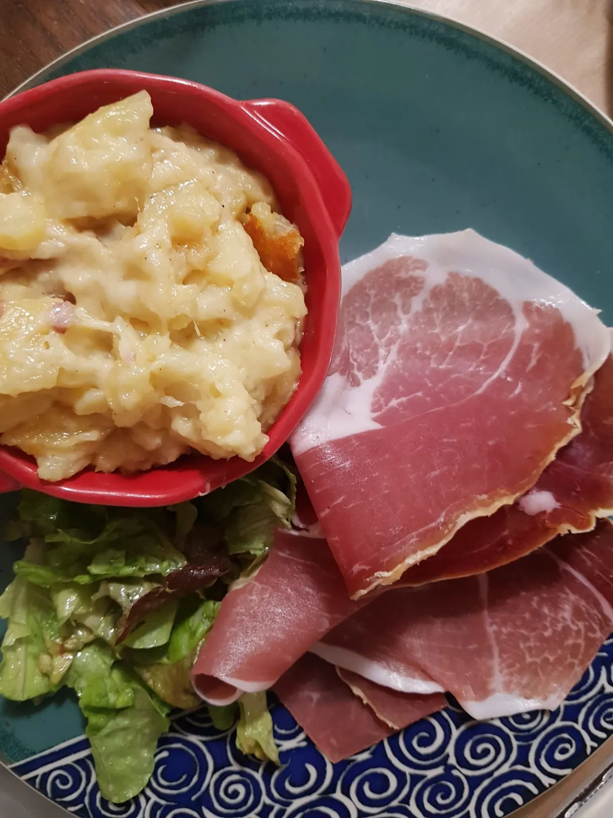 Aligot filant servi avec une assiette de charcuterie