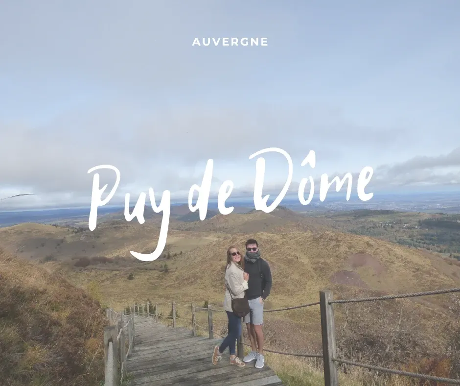 Couple enlacé sur la passerelle de bois face à la chaîne des Puys