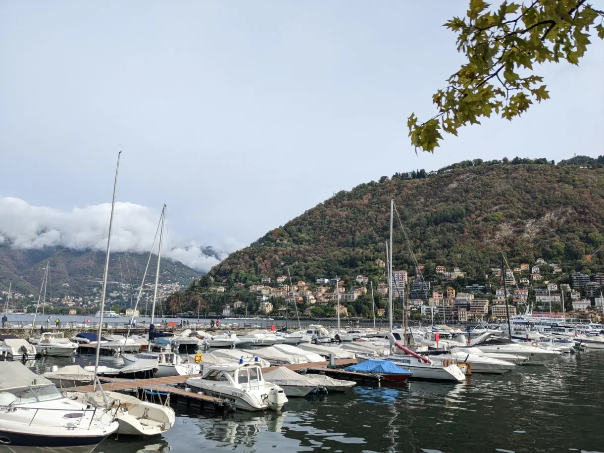 Voiliers et bateaux serrés dans le port de plaisance