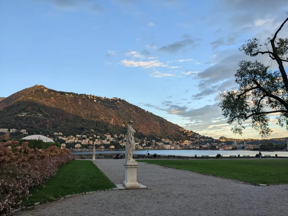 Statue et allée d'un jardin face aux montagnes au crépuscule