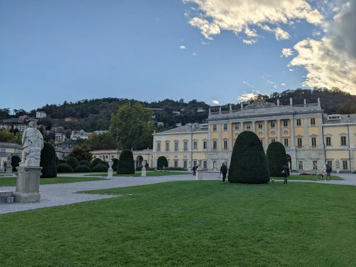 Villa néoclassique blanche devant sa grande pelouse taillée