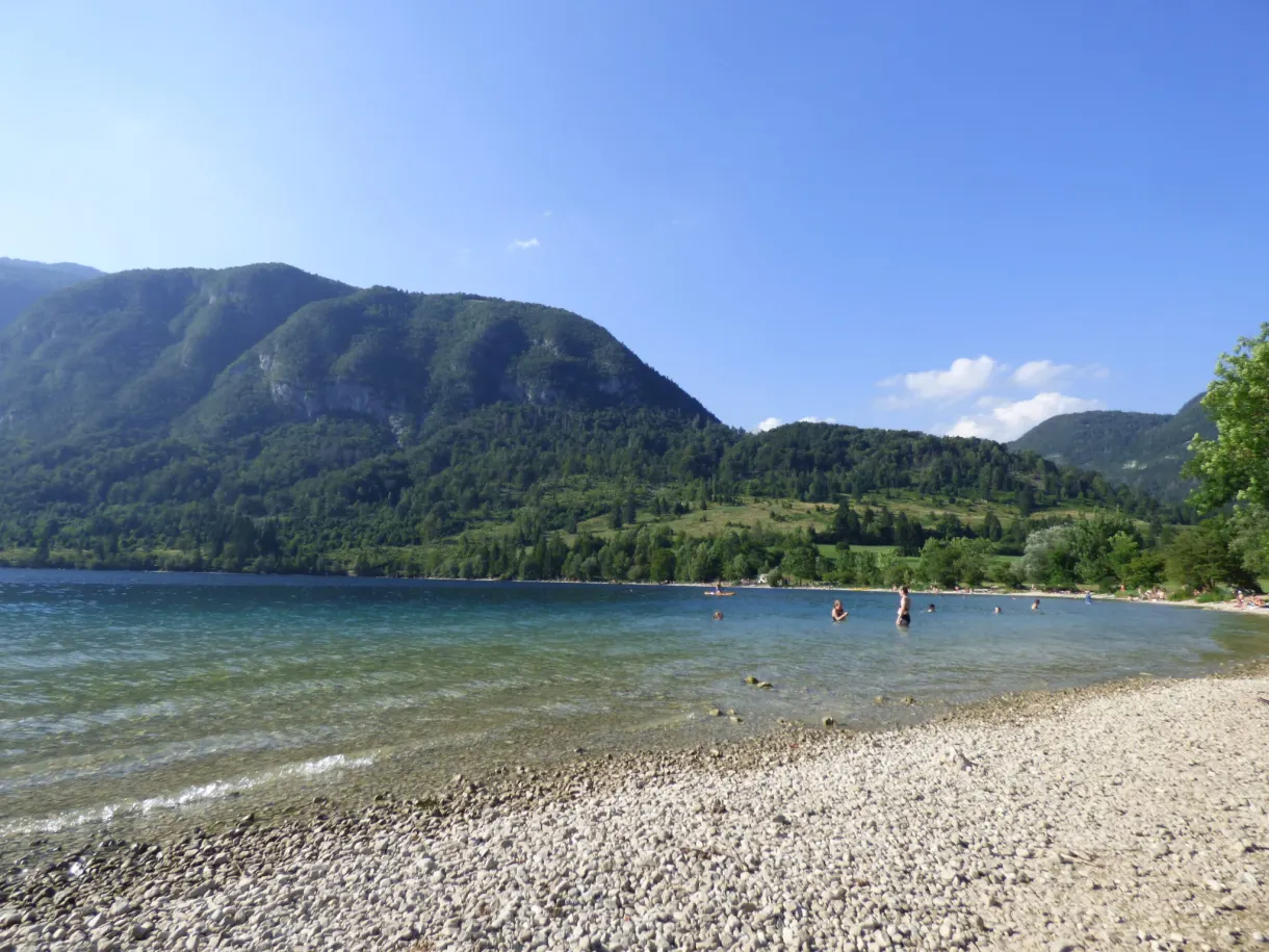 Plage de galets du lac de Bohinj face aux montagnes