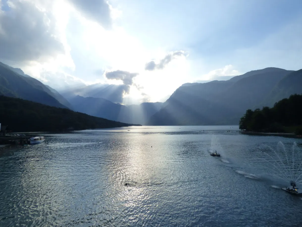 Lac à contre-jour traversé par le sillage d'un bateau