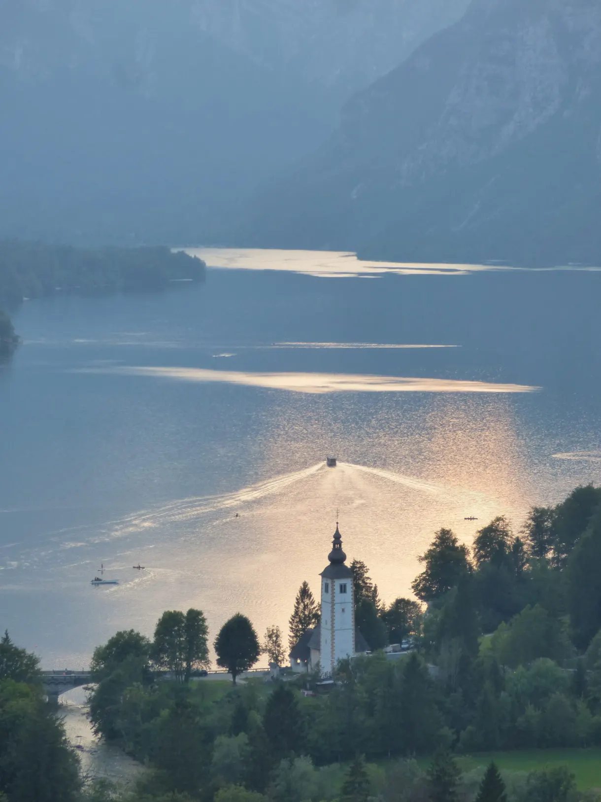 Église et lac vus d'en haut dans la lumière rasante