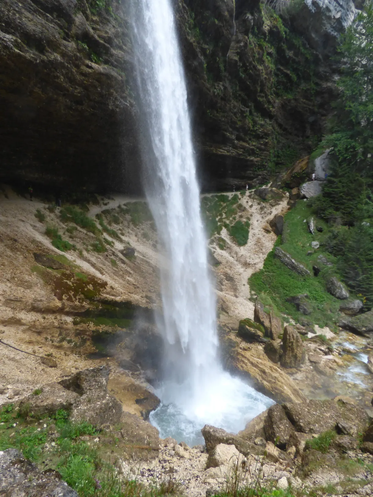 Cascade tombant en filet le long d'une haute paroi