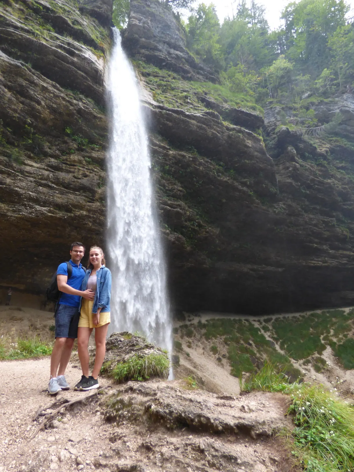Couple posant au pied de la chute d'eau