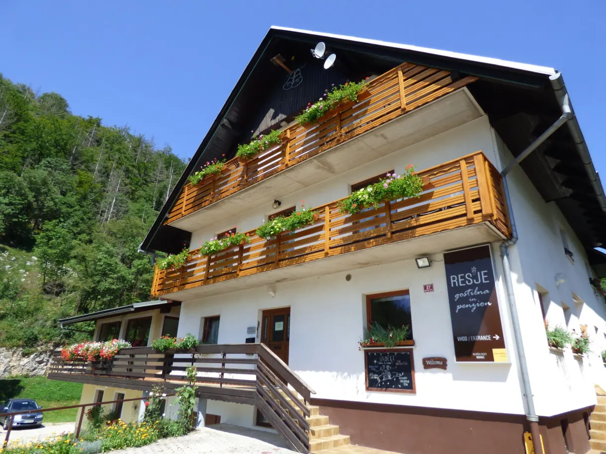 Pension alpine aux balcons de bois en plein soleil