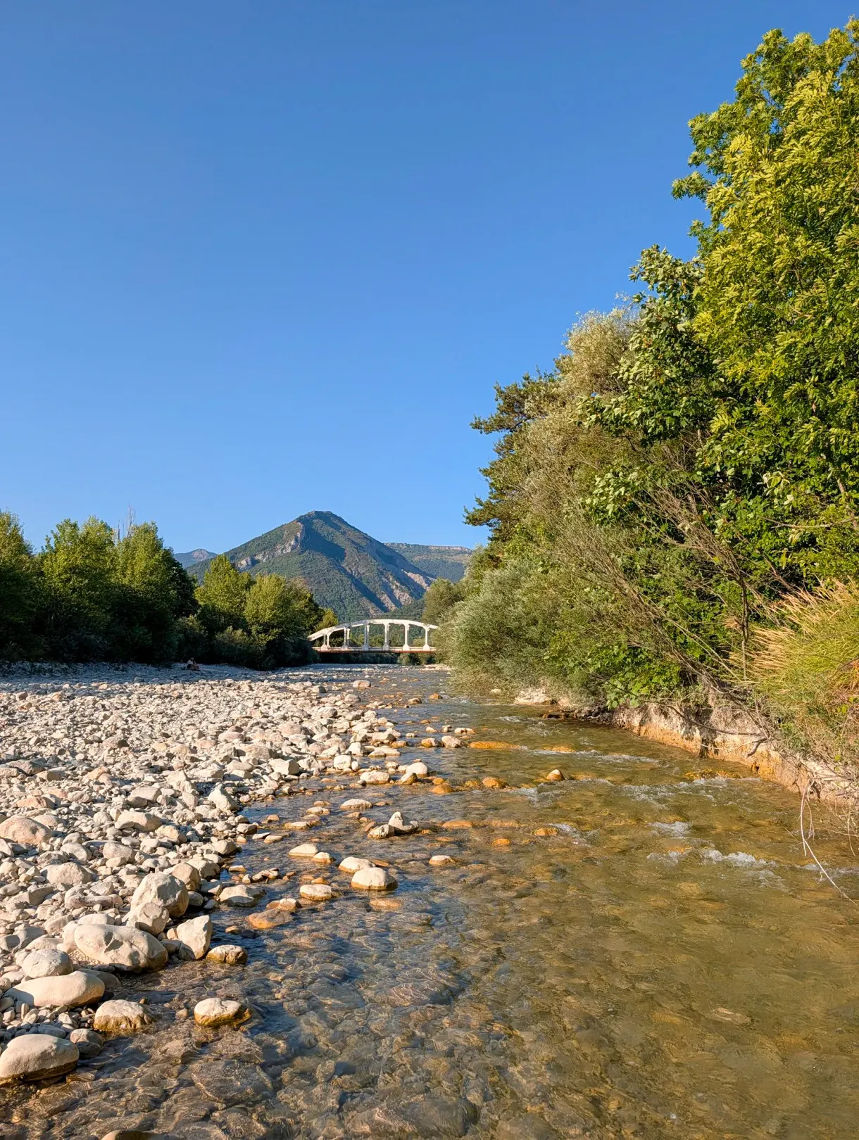 Village blotti au pied des montagnes des Hautes-Alpes