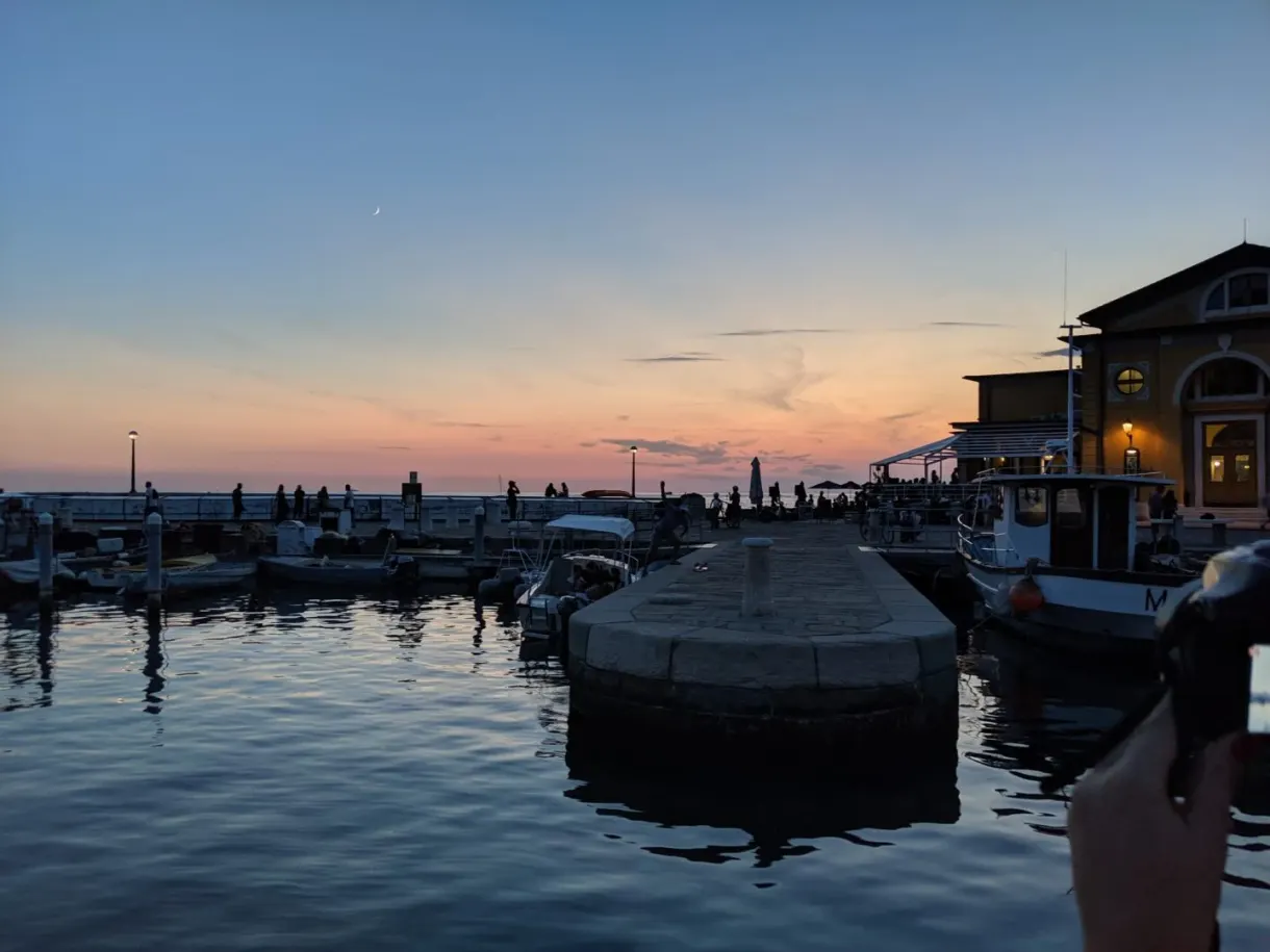 Bassin du port au crépuscule sous un ciel rose