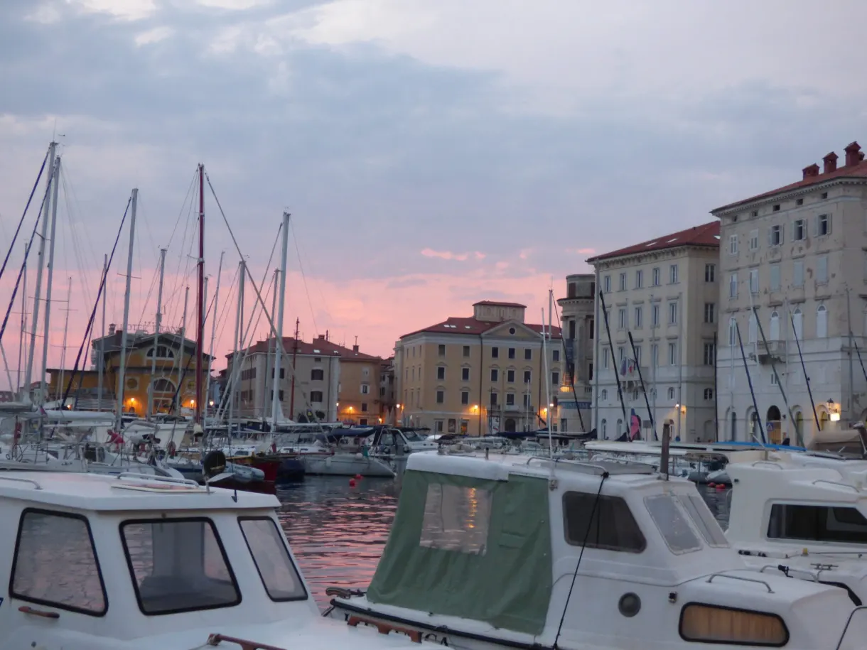 Bateaux à cabine dans le port sous un ciel rosé