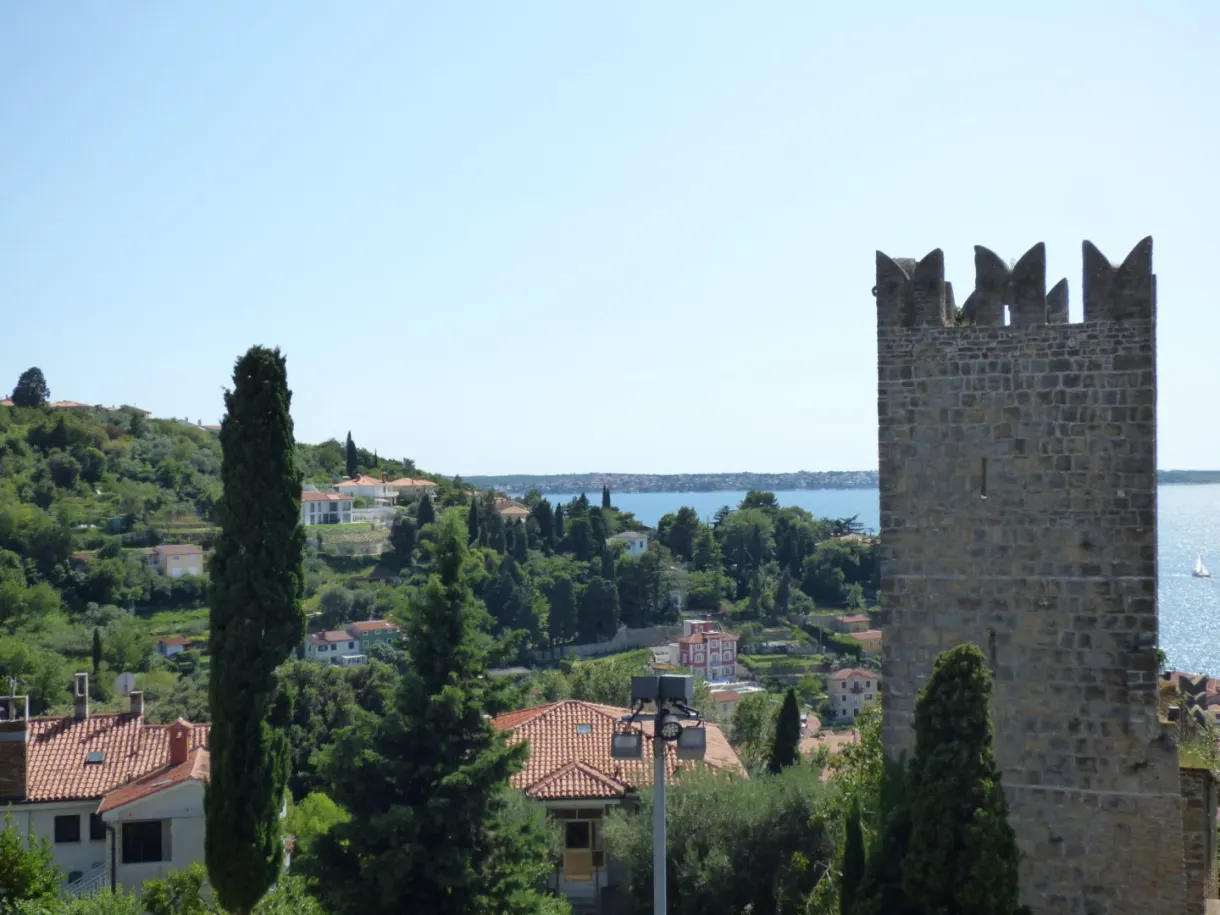 Tour crénelée des remparts dressée au-dessus de la baie