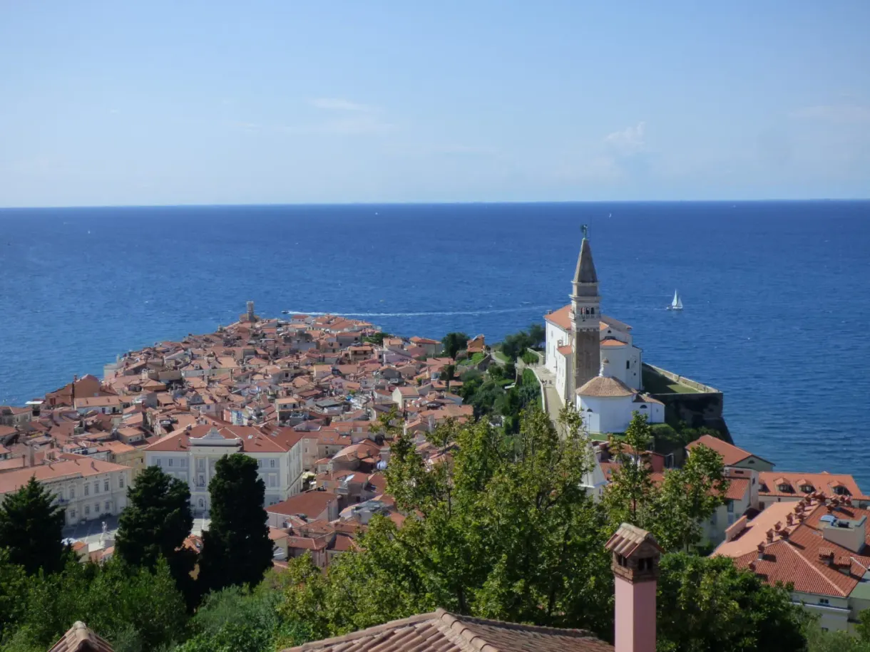 Panorama sur les toits, le campanile et l'Adriatique