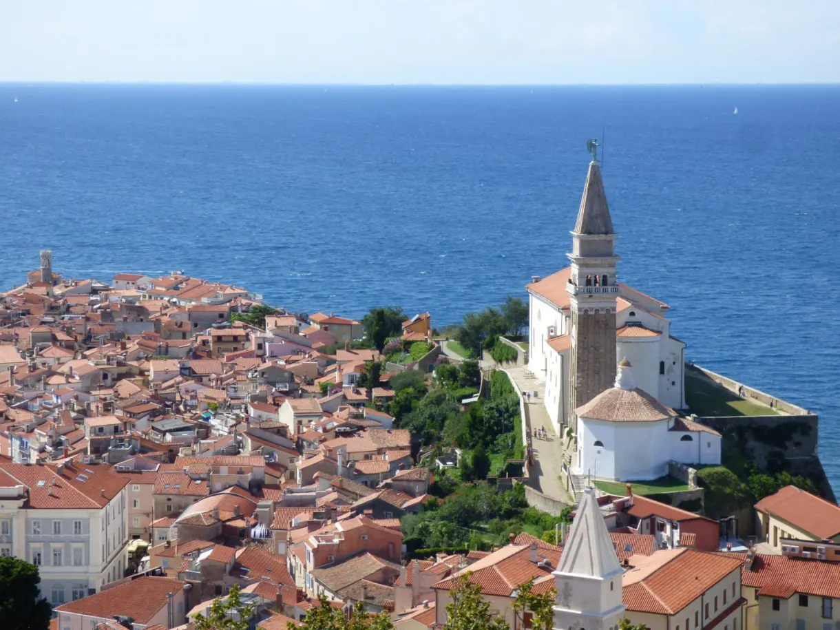 Toits de tuiles serrés autour de l'église et de son clocher