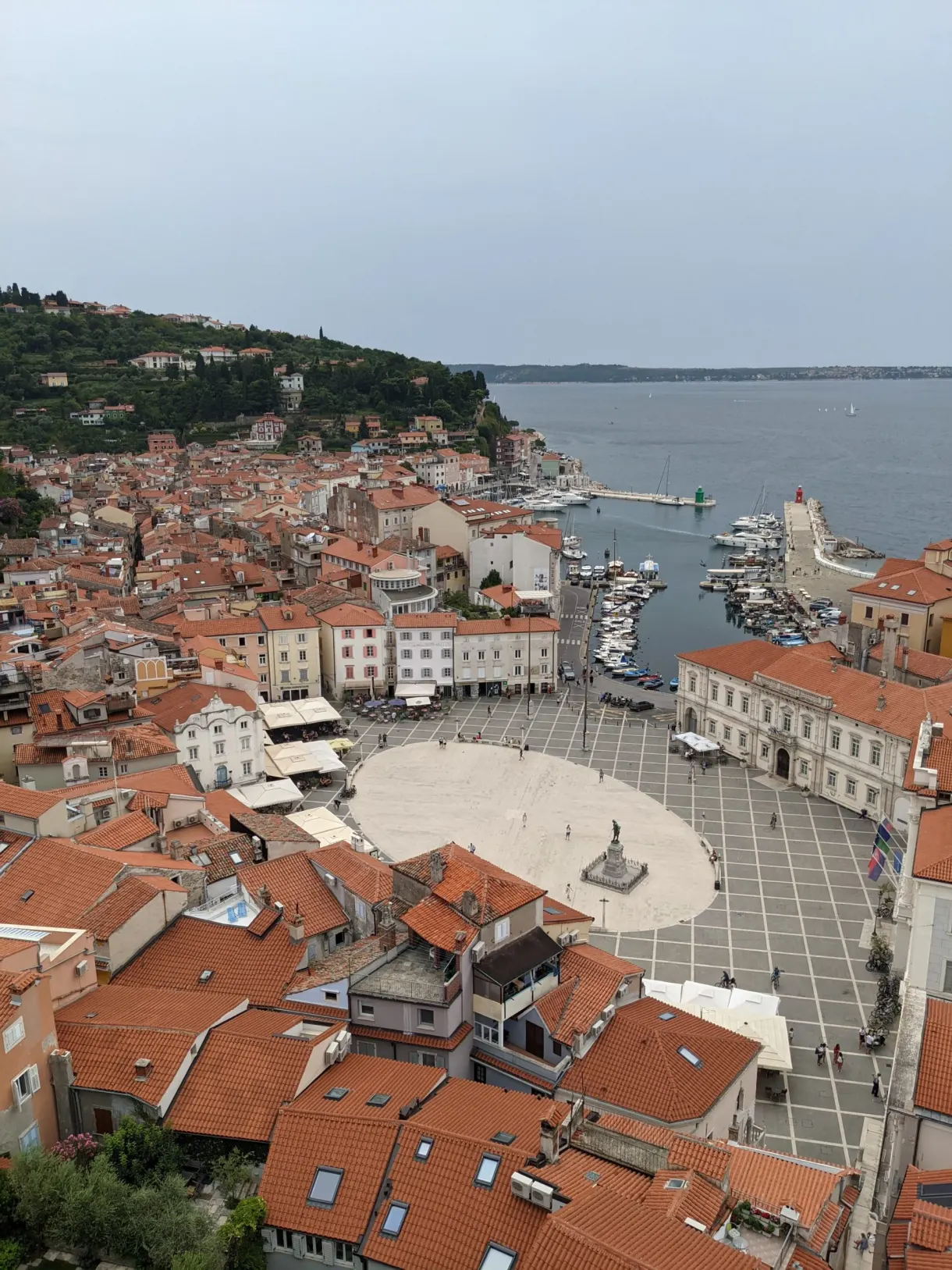 Vue plongeante depuis le clocher sur la place ovale