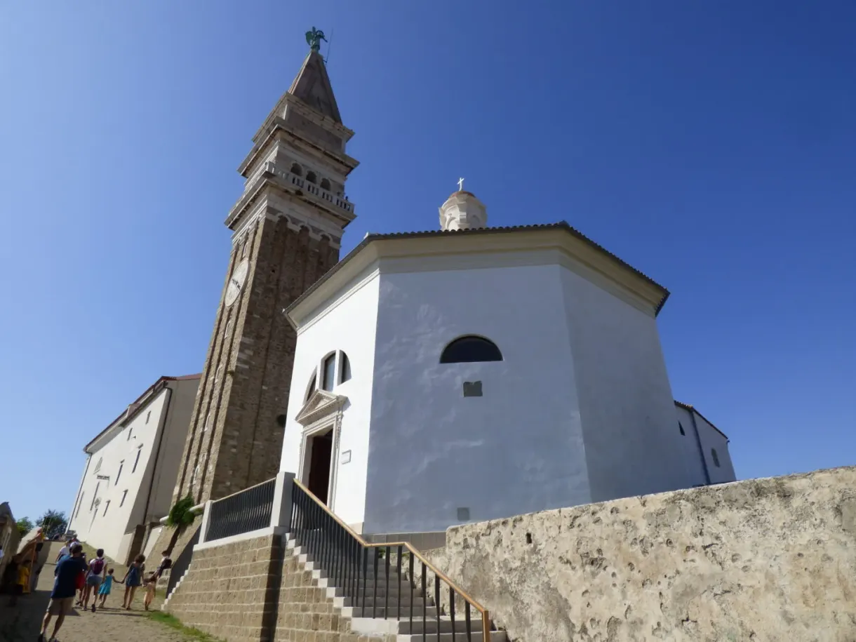 Église blanche et haut campanile sur leur terrasse