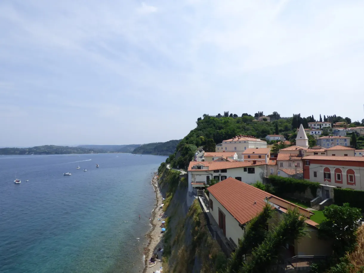 Maisons accrochées à la falaise au-dessus d'une plage de galets