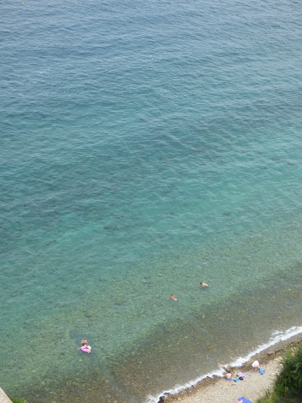 Eau turquoise et nageurs vus depuis les hauteurs