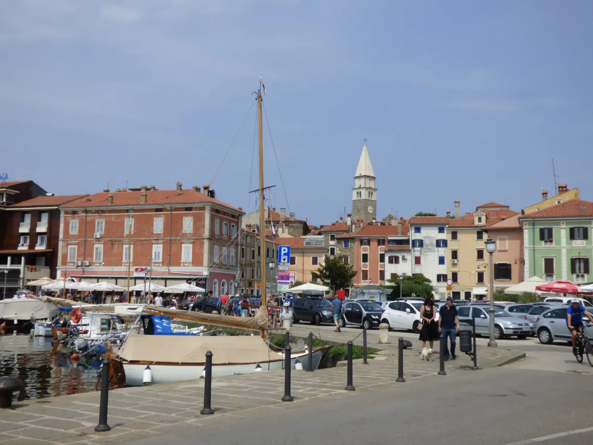 Quai animé d'Izola devant son clocher effilé