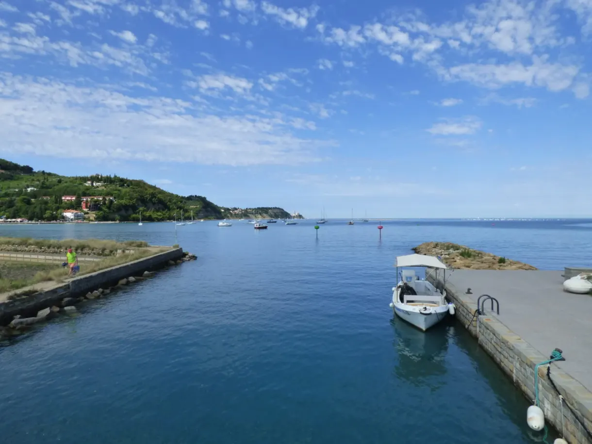 Bateau amarré au ponton à l'entrée du chenal