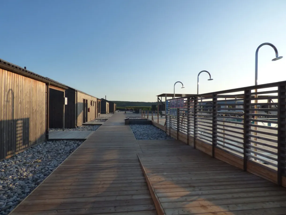 Alignement de cabanes en bois et douches extérieures du spa