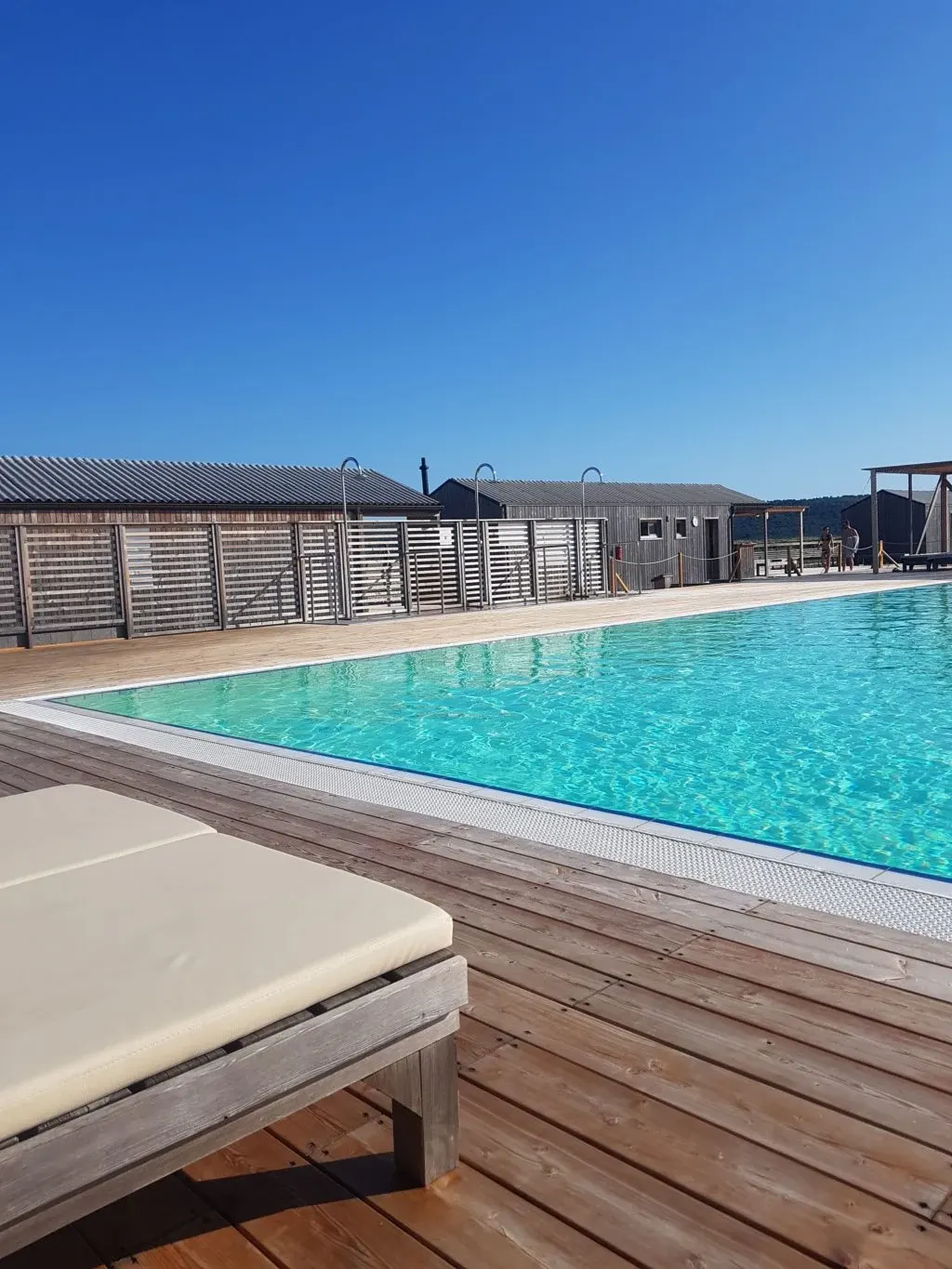 Matelas de bain au bord d'une piscine turquoise