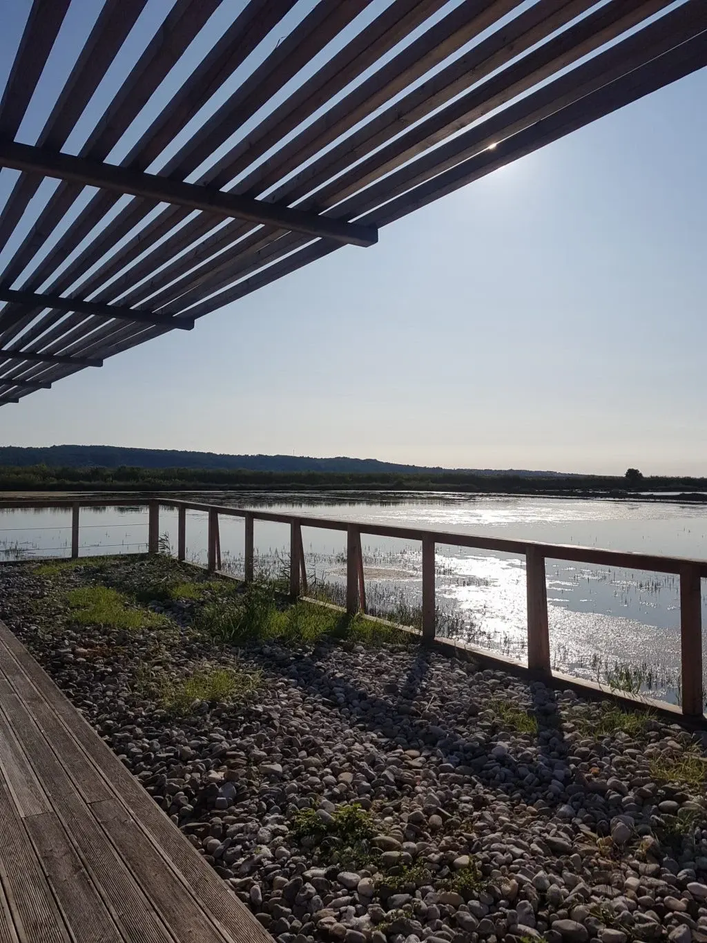 Pergola à lattes ombrant le ponton au-dessus des salines