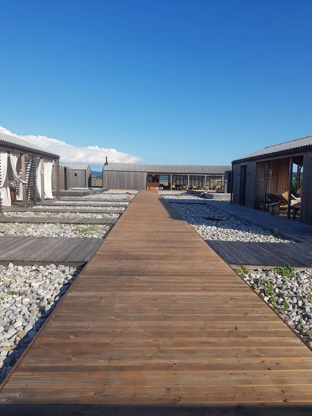 Passerelle de bois filant entre les cabanes du spa