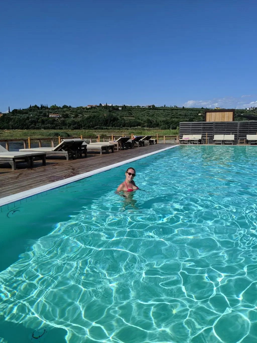 Baigneuse dans l'eau turquoise de la grande piscine
