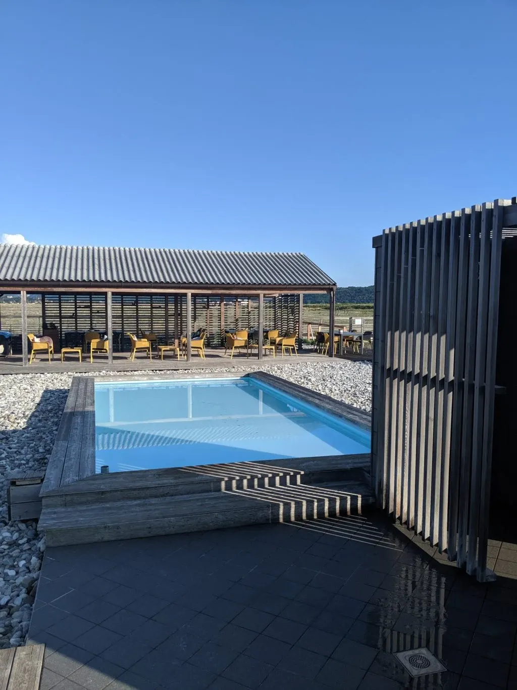 Bassin et pavillon abritant des fauteuils jaunes