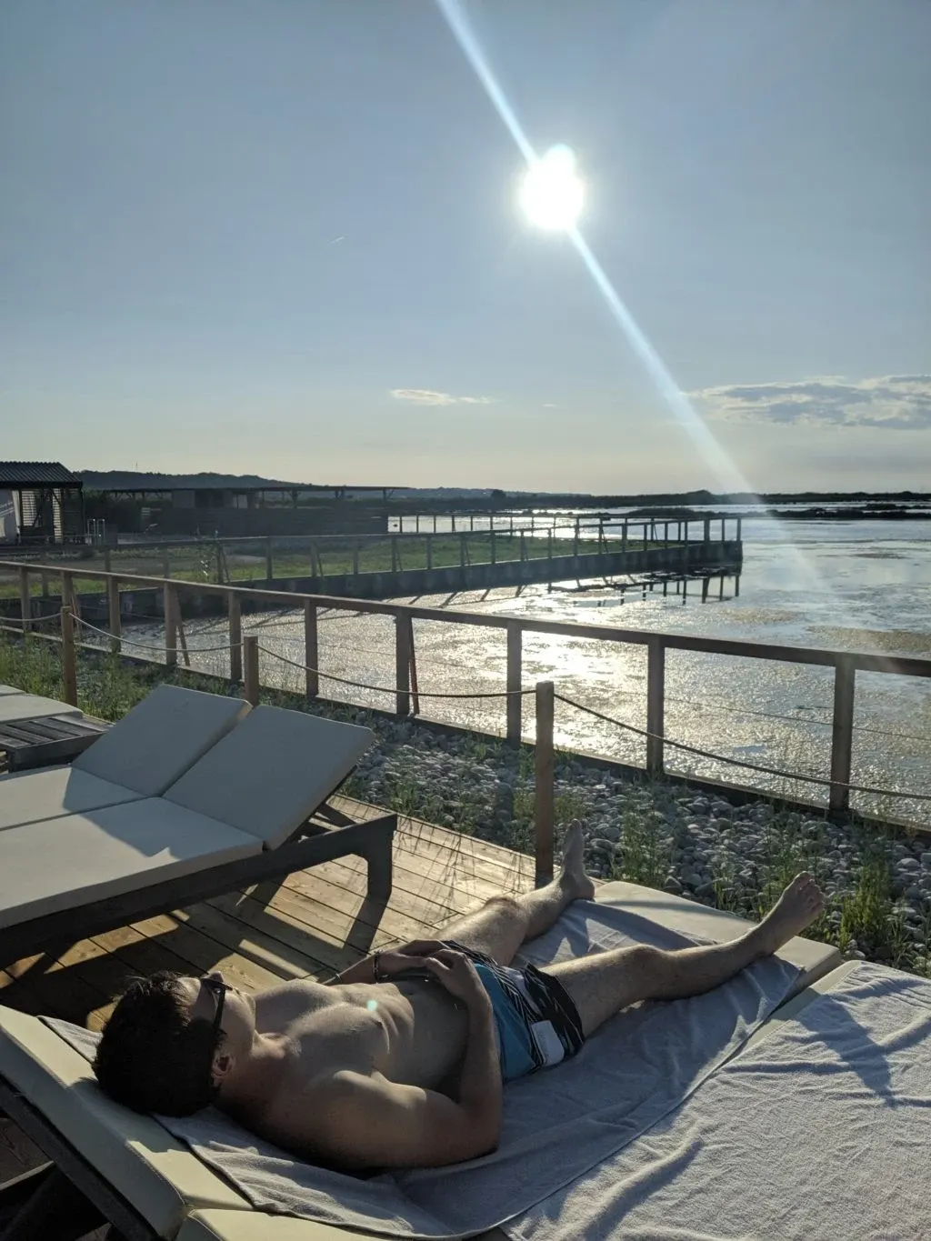 Sieste sur un transat dans le soleil rasant du soir