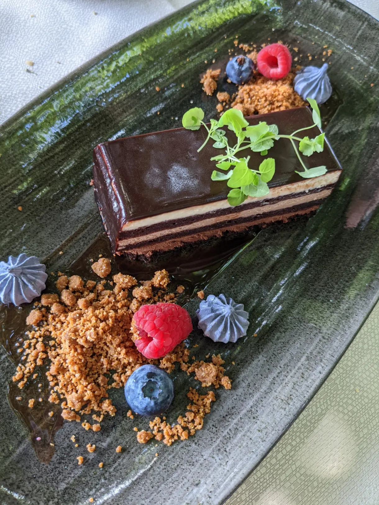Millefeuille au chocolat, framboises et meringues bleues
