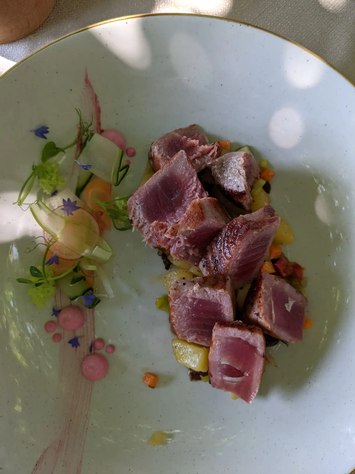 Cubes de thon mi-cuit et légumes glacés dans l'assiette