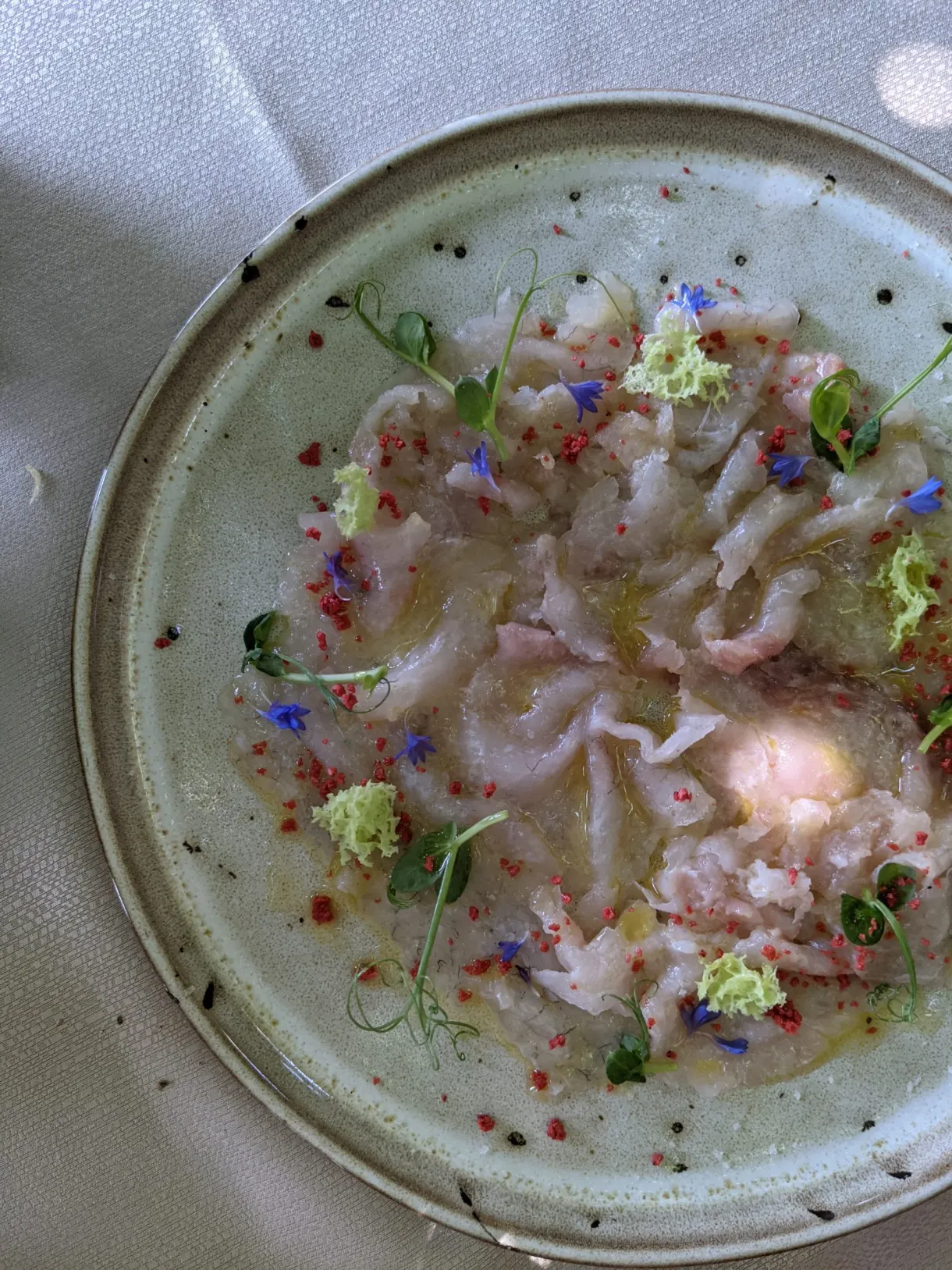 Carpaccio de poisson parsemé de fleurs comestibles