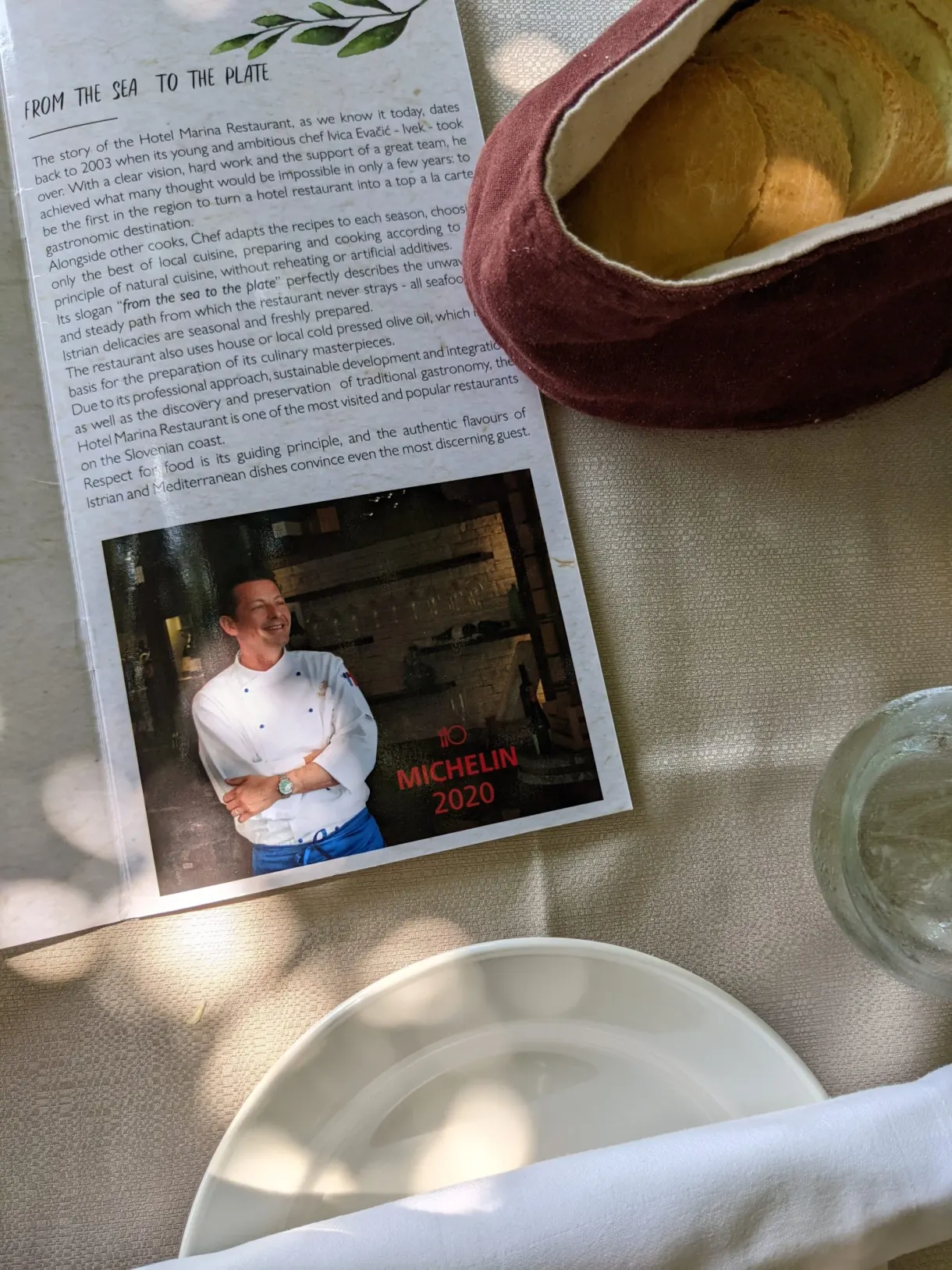 Corbeille à pain et présentation du chef posées sur la nappe