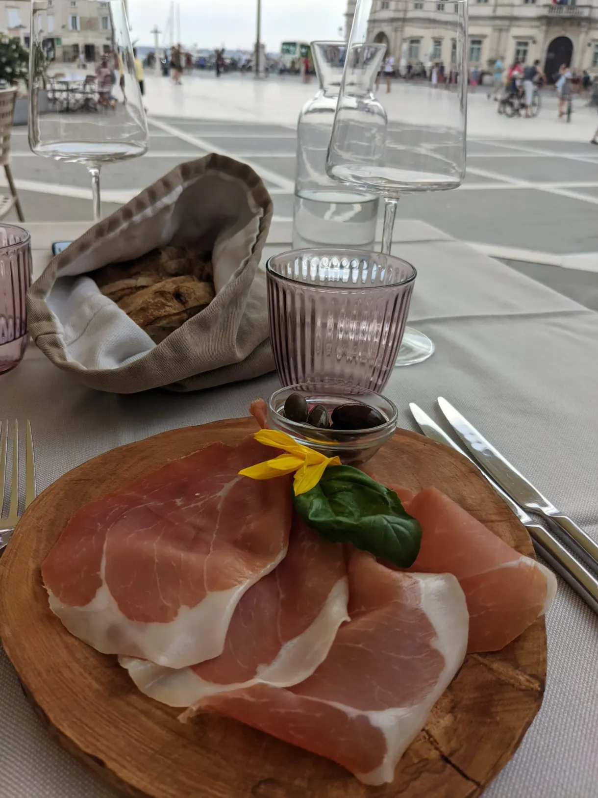 Fines tranches de jambon cru sur une planche de bois