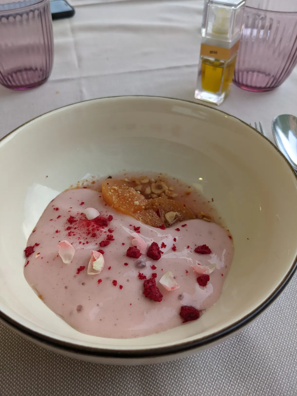 Crème rose aux framboises et éclats croquants